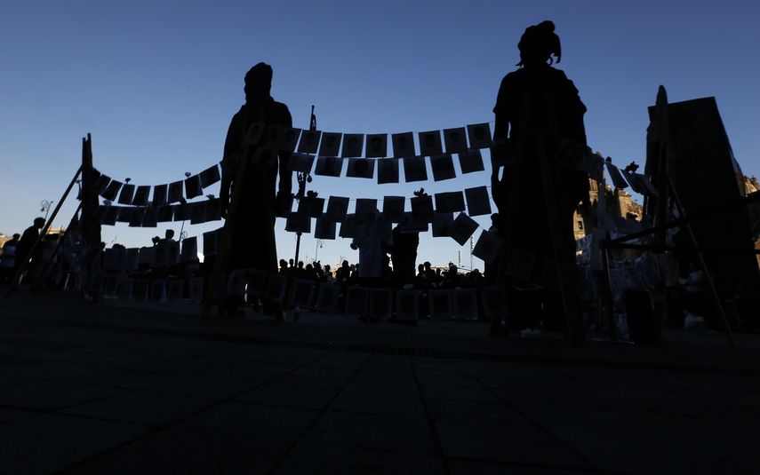 En esta foto de archivo del 30 de agosto de 2019, los familiares de personas desaparecidas protestan para demandar al gobierno que encuentre he identifique a sus seres queridos afuera de Palacio Nacional en Ciudad de México. 