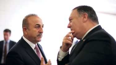 El secretario de Estado de EEUU, Mike Pompeo (der.), conversa con el ministro turco de relaciones Exteriores, Mevlut Cavusoglu (izq.), tras su reunión en&nbsp; Ankara.