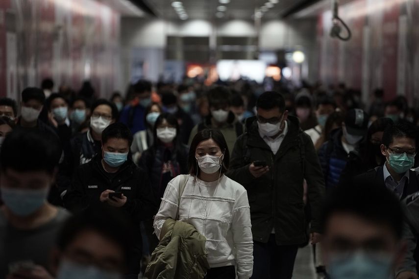 &nbsp; Personas con mascarillas caminan en una estaci&oacute;n del tren subterr&aacute;neo en Hong Kong, el viernes 7 de febrero de 2020.