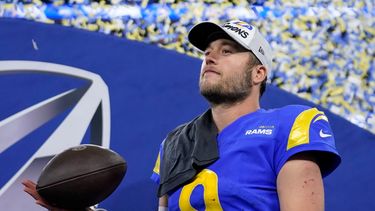 Jimmie Ward, de los 49ers de San Francisco, intenta detener a Cooper Kupp, de los Rams de Los Ángeles, en la segunda mitad de la Final de la Conferencia Nacional, el domingo 30 de enero de 2022, en Inglewood, California.
