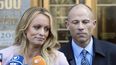 La estrella porno Stormy Daniels y su abogado Michael Avenatti hablan con reporteros sobre la demanda de ella contra el entonces presidente Donald Trump, el 16 de abril de 2018 en Nueva York.&nbsp;