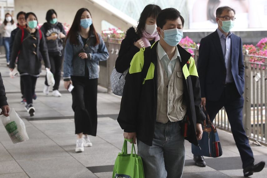Varias personas utilizan m&aacute;scaras mientras cruzan un puente en Hong Kong, el viernes 24 de enero de 2020, como medida preventiva frente a un brote de coronavirus que afecta a China.&nbsp;