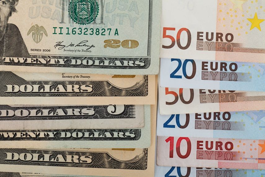 El dólar cae a 45 pesos cubanos mientras el euro llega a los 90 en Cuba