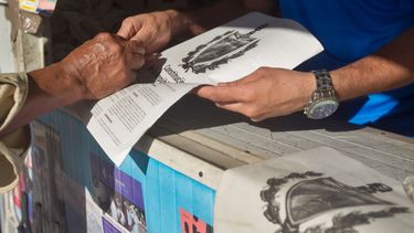 Un hombre compra una versión impresa la propuesta de nueva Constitución.