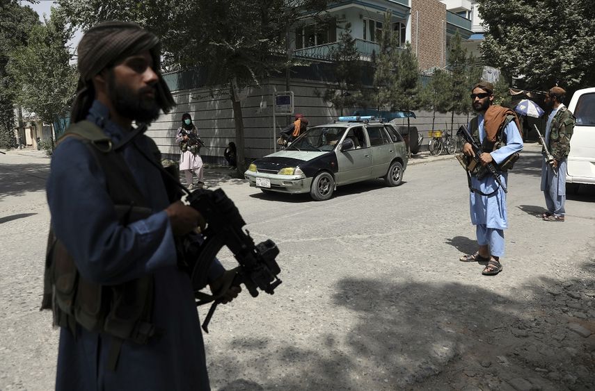 Combatientes talibanes hacen guardia en un puesto de control en el vecindario de Wazir Akbar Khan, en Kabul, el 18 de agosto de 2021.&nbsp;