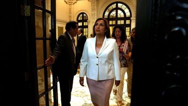 La presidenta peruana Dina Boluarte llega a dar una conferencia de prensa en el palacio de gobierno en Lima, Perú, el 24 de enero de 2023.&nbsp;