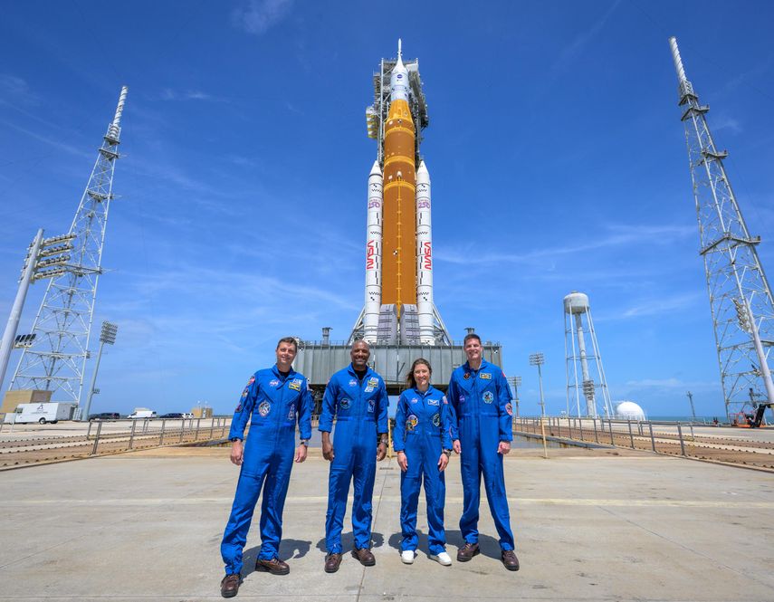 &nbsp;Fotografía cedida por la NASA donde aparece la tripulación de la misión Artemis II, el comandante Reid Wiseman (i); el piloto Víctor Glover (2-i); la especialista de misión, Christina Koch (2-d) y el astronauta de la Agencia Espacial Canadiense (CSA), el especialista de misión Jeremy Hansen (d), posando este lunes, en el Centro Espacial Kennedy en Cabo Cañaveral (Estados Unidos).&nbsp;&nbsp;