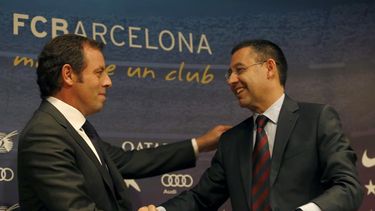 El presidente del FC Barcelona, Sandro Rosell (i) , al finalizar la rueda de prensa que ofreció en las instalaciones del club en la comunicó que ha presentado la dimisión irrevocable en una reunión de urgencia con directivos en el Camp Nou y que será s