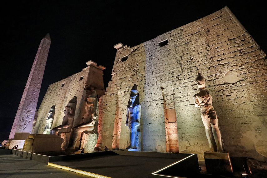 Esta fotografía tomada el 25 de noviembre de 2021 muestra una vista general del pilón iluminado y del obelisco restante en la entrada del Templo de Luxor (construido alrededor del 1400 a. C.) en la ciudad del mismo nombre en el sur de Egipto.