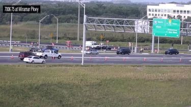 Tanto los bomberos como la policía están trabajando en el operativo de búsqueda en el área.