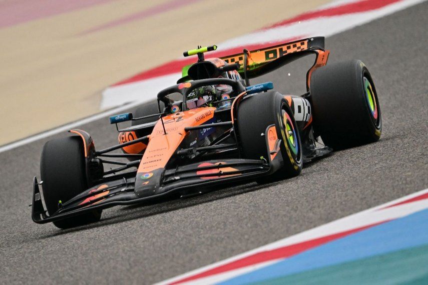 El piloto británico de McLaren, Lando Norris, conduce durante el primer día de pruebas de pretemporada de Fórmula Uno en el Circuito Internacional de Bahréin en Sakhir el 26 de febrero de 2025.