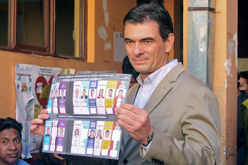 El candidato presidencial de Bolivia por el Partido Demócrata Cristiano (PDC), Rodrigo Paz, vota en un colegio electoral durante las elecciones presidenciales en Tarija, departamento de Tarija, Bolivia, el 17 de agosto de 2025. Los bolivianos acudieron a las urnas el domingo para unas elecciones marcadas por una profunda crisis económica que ha visto a la izquierda colapsar y a la derecha aspirar a su primera oportunidad de poder en 20 años. (Foto de Marcelo GOMEZ / AFP)