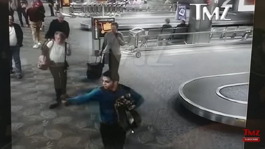 Captura de pantalla que muestra al autor del ataque en el aeropuerto de Fort Lauderdale en el momento en que dispara a una de sus víctimas.