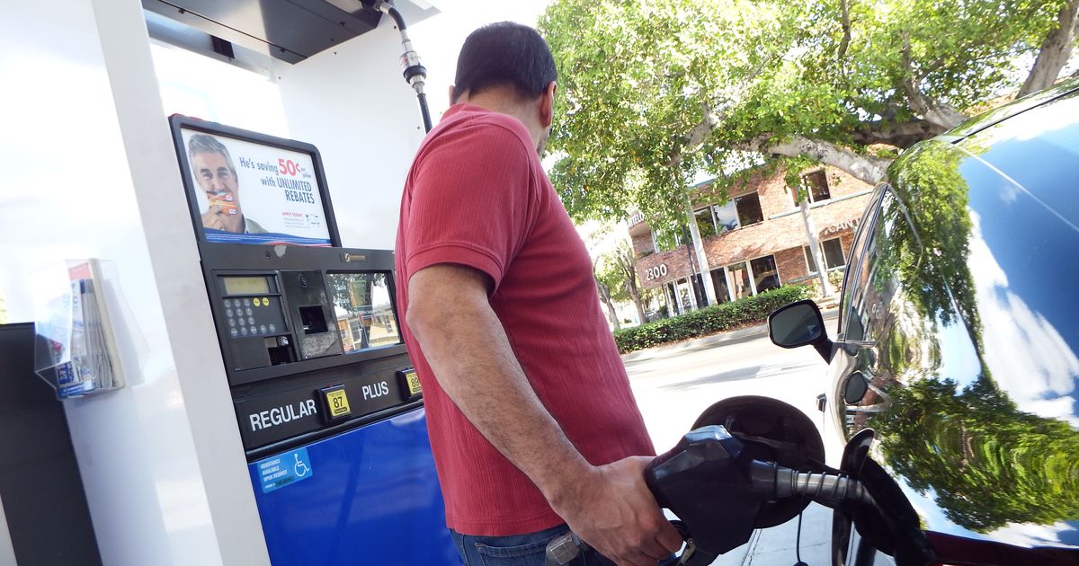 Precio de la gasolina en Florida sube levemente a $3.10 por galón, a pesar de bajar el crudo