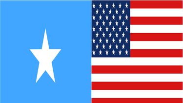 Banderas de Somalia y EEUU. 