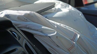 Los airbags Takata han registrado, en algunas ocasiones, una explosión incontrolada que ha llevado a la proyección de fragmentos metálicos capaces de provocar heridas mortales, incluso durante choques leves.