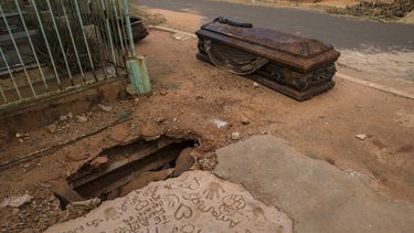 Un f&eacute;retro oxidado yace junto a una tumba excavada por ladrones en el cementerio Coraz&oacute;n de Jes&uacute;s en Maracaibo, Venezuela, el 21 de noviembre del 2019.