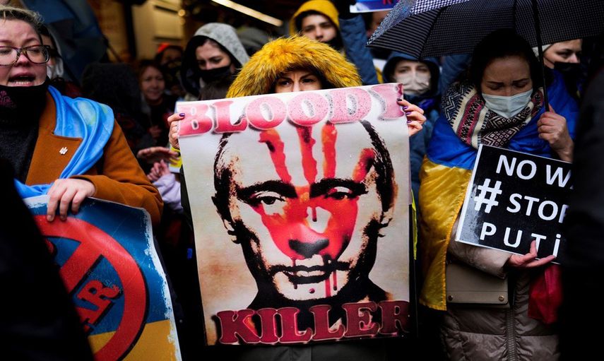 Incluso en Estambul, Turquía, miles protestan contra la invasión del ejército ruso a Ucrania.