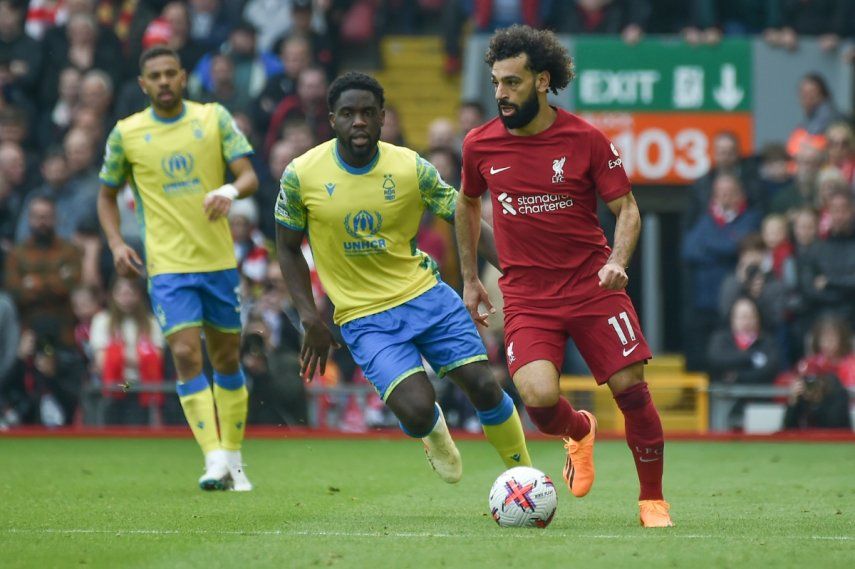 Mohamed Salah del Liverpool controla el balón durante el encuentro de la Liga Premier ante el Nottingham Forest, el sábado 22 de abril del 2023.&nbsp;