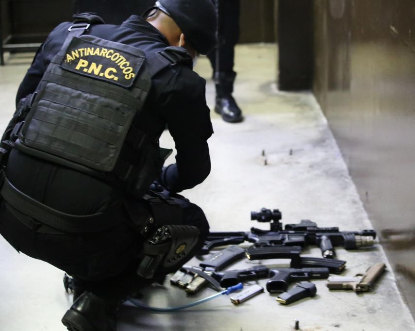 Agentes antinarcóticos de Guatemala realizan operativo.