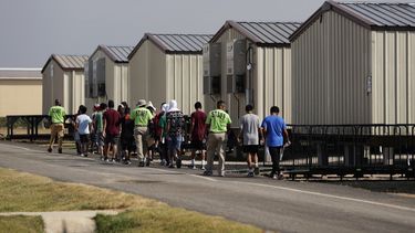 Fotograf&iacute;a de archivo del 9 de julio de 2019 de empleados escoltando a j&oacute;venes a clases en el centro de detenci&oacute;n m&aacute;s nuevo del gobierno de Estados Unidos para menores migrantes en Carrizo Springs, Texas.