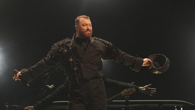 El cantante británico Sam Smith actúa en el Festival Tecate Emblema, en la Ciudad de México.