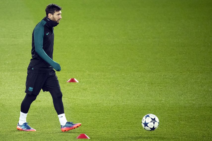 El delantero argentino del Barcelona&nbsp;Lionel Messi durante el entrenamiento de este lunes en el estadio Parque de los Príncipes de París