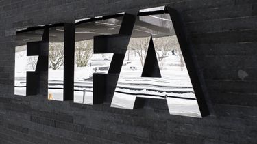 En esta foto del martes 10 de enero de 2017, el logo de la FIFA afuera de la sede de la entidad en Zúrich, Suiza