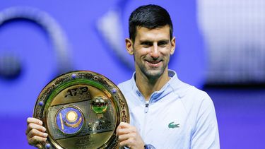 Novak Djokovic posa con el trofeo de campeón del Abierto de Astana tras vencer a Stefanos Tsitsipas en la final, el 9 de octubre de 2022.&nbsp;