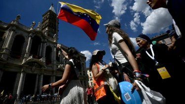 Monjas observan a jóvenes, fieles y peregrinos reunidos junto a la Basílica de Santa María la Mayor durante el Jubileo de la Juventud en Roma el 31 de julio de 2025. Se espera que alrededor de un millón de personas asistan a la misa final el 3 de agosto de 2025, con el papa León XIV en el barrio romano de Tor Vergata, poco más de dos meses después de convertirse en el jefe de la Iglesia católica y el primer papa estadounidense.&nbsp;