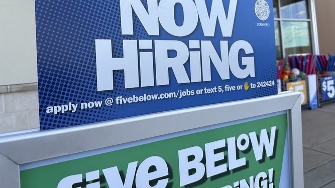 Letrero anuncia que se contratan empleados para una tienda en Centennial, Colorado.