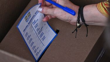 Una persona vota en Caracas, durante las elecciones primarias de la oposición venezolana el 22 de octubre de 2023. La oposición venezolana está votando en las primarias que seleccionarán un candidato para enfrentar al dictador Nicolás Maduro en las elecciones del próximo año.