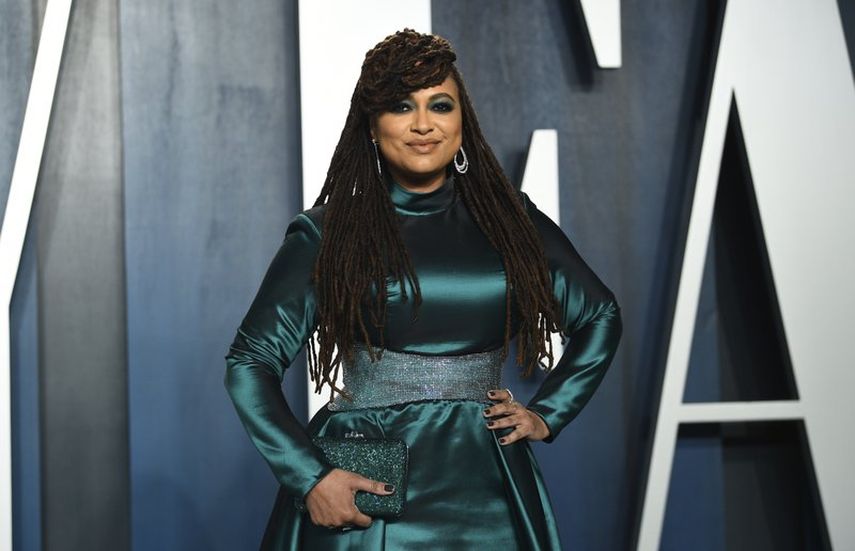 Esta foto de archivo del nueve de febrero de 2020 muestra a la cineasta Ava DuVernay en la Vanity Fair Oscar Party en Beverly Hills, California.&nbsp;