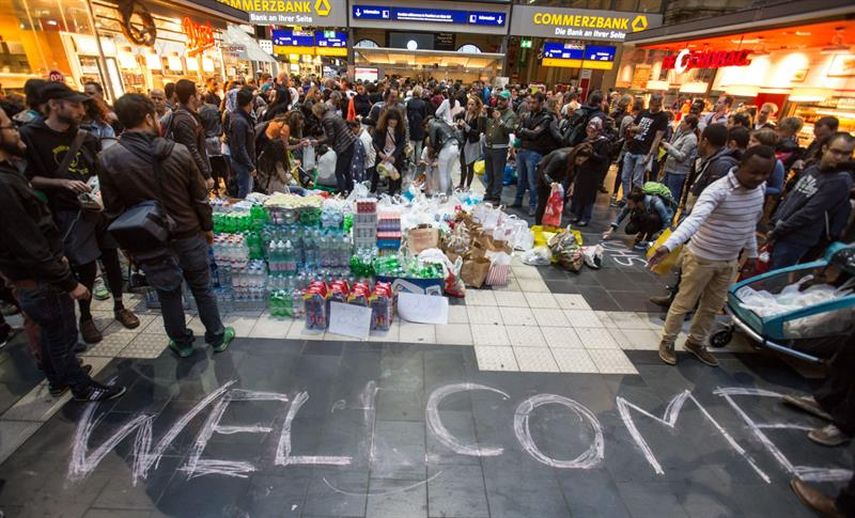 Un mensaje de bienvenida y varios suministros sirven de preparativo ante la llegada de refugiados a la estación principal de Frankfurt, Alemania. (EFE) 