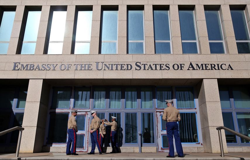 Varios marines de EEUU permanecen en la entrada de la embajada de ese país en La Habana, Cuba.