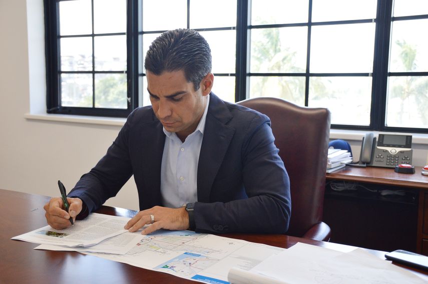 El alcalde de Miami, Francis Suárez, en su desacho en el ayuntamiento de la ciudad.