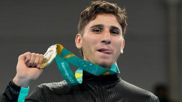 Marco Verde, boxeador mexicano, posa tras ganar el oro en la categoría de 71 kilogramos en los Juegos Panamericanos, el 27 de octubre de 2023, en Santiago.