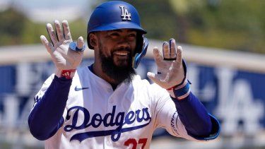 El dominicano Teoscar Hernández, de los Dodgers de Los Ángeles, festeja tras disparar un jonrón de dos carreras en el encuentro del miércoles 8 de mayo de 2024.