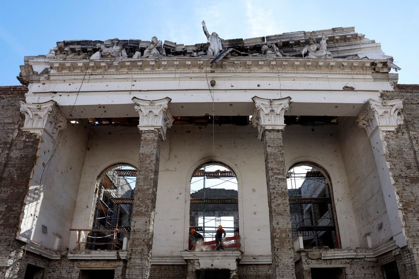 Los trabajadores de la construcción reconstruyen el Teatro Dramático Mariupol en Mariupol, Ucrania controlada por Rusia, el 4 de abril de 2024. &nbsp;