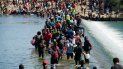 Migrantes usan una represa para cruzar entre México y Estados Unidos el viernes 17 de septiembre de 2021 en Del Rio, Texas. Migrantes usan una represa para cruzar entre México y Estados Unidos el viernes 17 de septiembre de 2021 en Del Rio, Texas.
