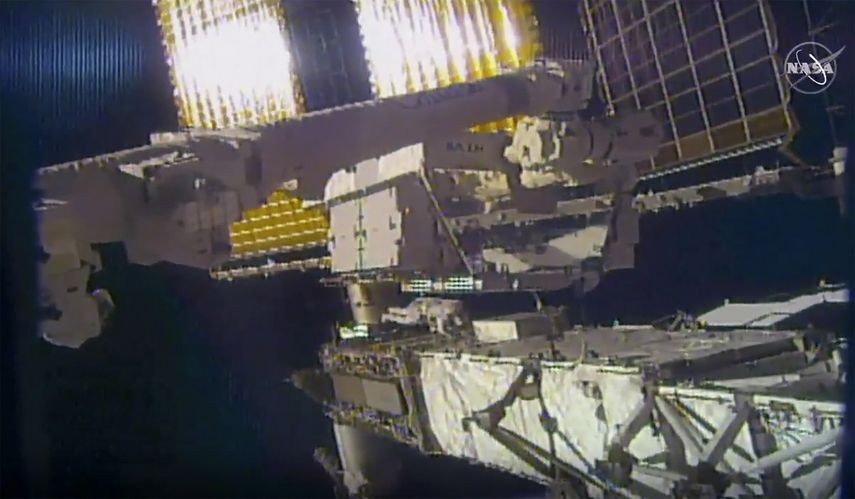 Esta foto prove&iacute;da por la NASA muestra a los astronautas Chris Cassidy y Beb Behnken en una caminata espacial fuera d ela Estaci&oacute;n Internacional el viernes, 26 de junio del 2020.&nbsp;