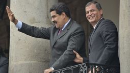 El expresidente de Ecuador, Rafael Correa, junto con el capturado dictador venezolano, Nicolás Maduro. Quito, 2015.