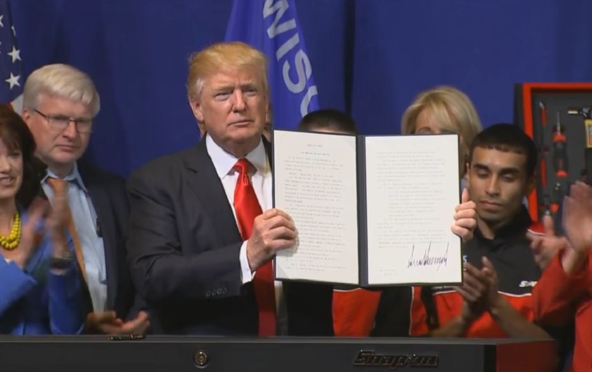 El presidente de EEUU, Donald Trump, muestra la orden ejecutiva relativa a las vistas de trabajo y el comercio exterior luego de pronunciar un discurso en una fábrica de herramientas en Kenosha, Wisconsin.