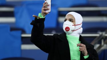 Una aficionada toma una fotograf&iacute;a con su tel&eacute;fono celular antes del partido entre el Real Madrid y el Manchester City en el Estadio Santiago Bernabeu de Madrid.
