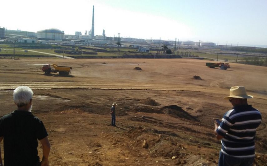 La ubicación de este parque industrial próximo a la refinería Camilo Cienfuegos se debe a que esta la abastecerá de diesel mediante un oleoducto.