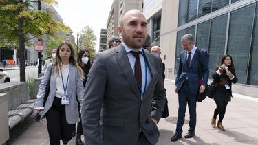 El ministro de Economía de Argentina, Martín Guzmán, camina afuera del edificio del Fondo Monetario Internacional, en Washington, el 21 de abril de 2022.&nbsp;