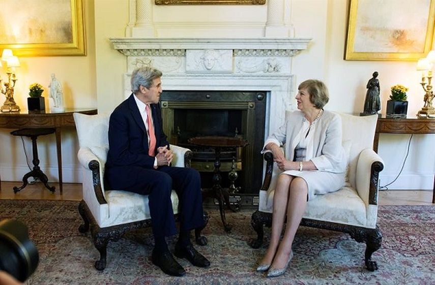La nueva primera ministra británica, Theresa May, y el secretario de Estado de EEUU, John Kerry, conversan durante su reunión en Downing Street (EFE)