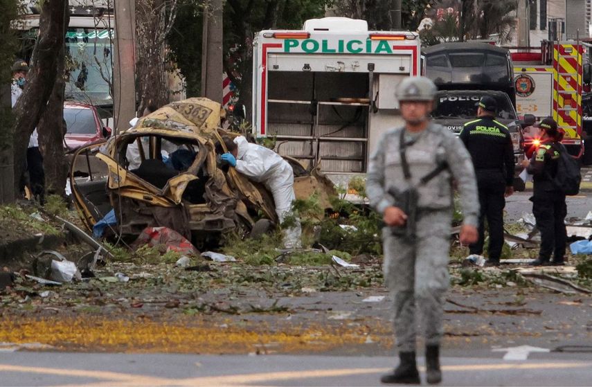 Un agente de policía inspecciona los restos de un vehículo en el lugar donde explotó una bomba en Cali, Colombia, el 21 de agosto de 2025. Cinco personas murieron y decenas resultaron heridas cuando un vehículo bomba explotó contra una base militar en una transitada calle de la ciudad colombiana de Cali el 21 de agosto de 2025, informaron las autoridades locales. (Foto de Iusef Samir Rojas / AFP)