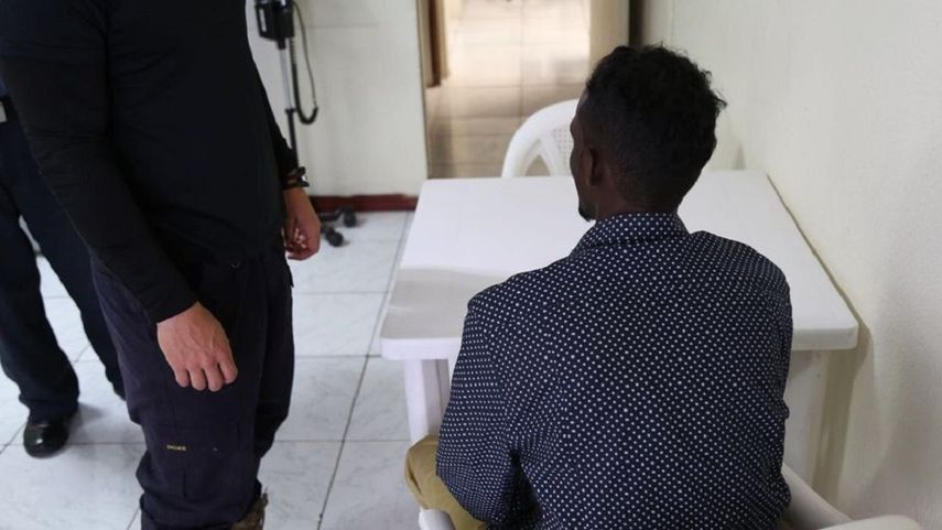 El ciudadano somalí&nbsp;Mohamed Ibrahim Qoordheen (de espaldas), de 25 años, ingresó a Costa Rica el pasado 20 de marzo por Paso Canoas, frontera con Panamá, camuflado como migrante irregular africano.&nbsp;