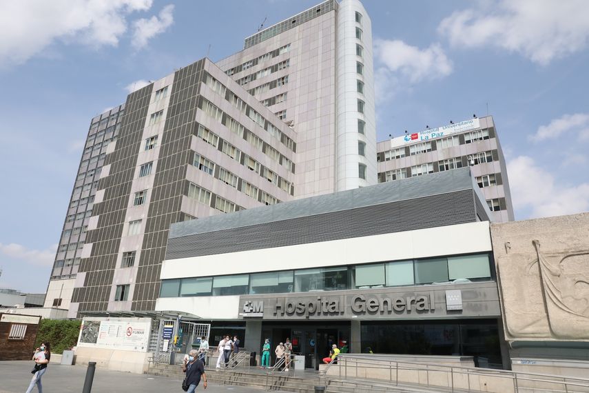 Ambiente en las inmediaciones de la puerta del Hospital de La Paz, en Madrid (España), a 15 de septiembre de 2020.&nbsp;